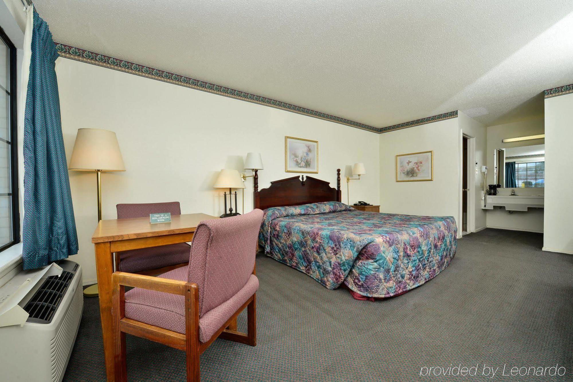 Americas Best Value Inn & Suites รัสเซลล์วิลล์ ภายนอก รูปภาพ
